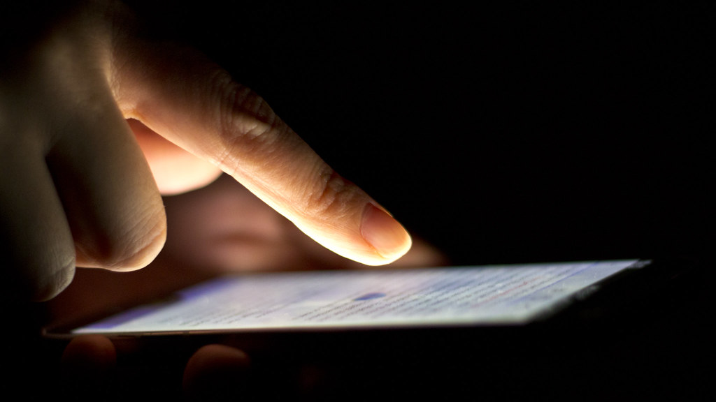 理学療法士が警告!そのスマホ姿勢、体をジワジワ壊してます
